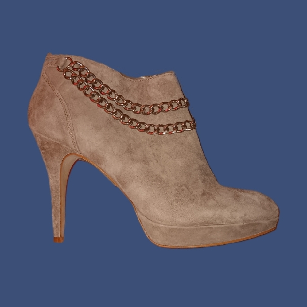 Vince Camuto Chain-Embellished Beige Ankle Boots Size 9.5 - Picture 2 of 3